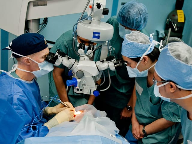An ophthalmic surgery room