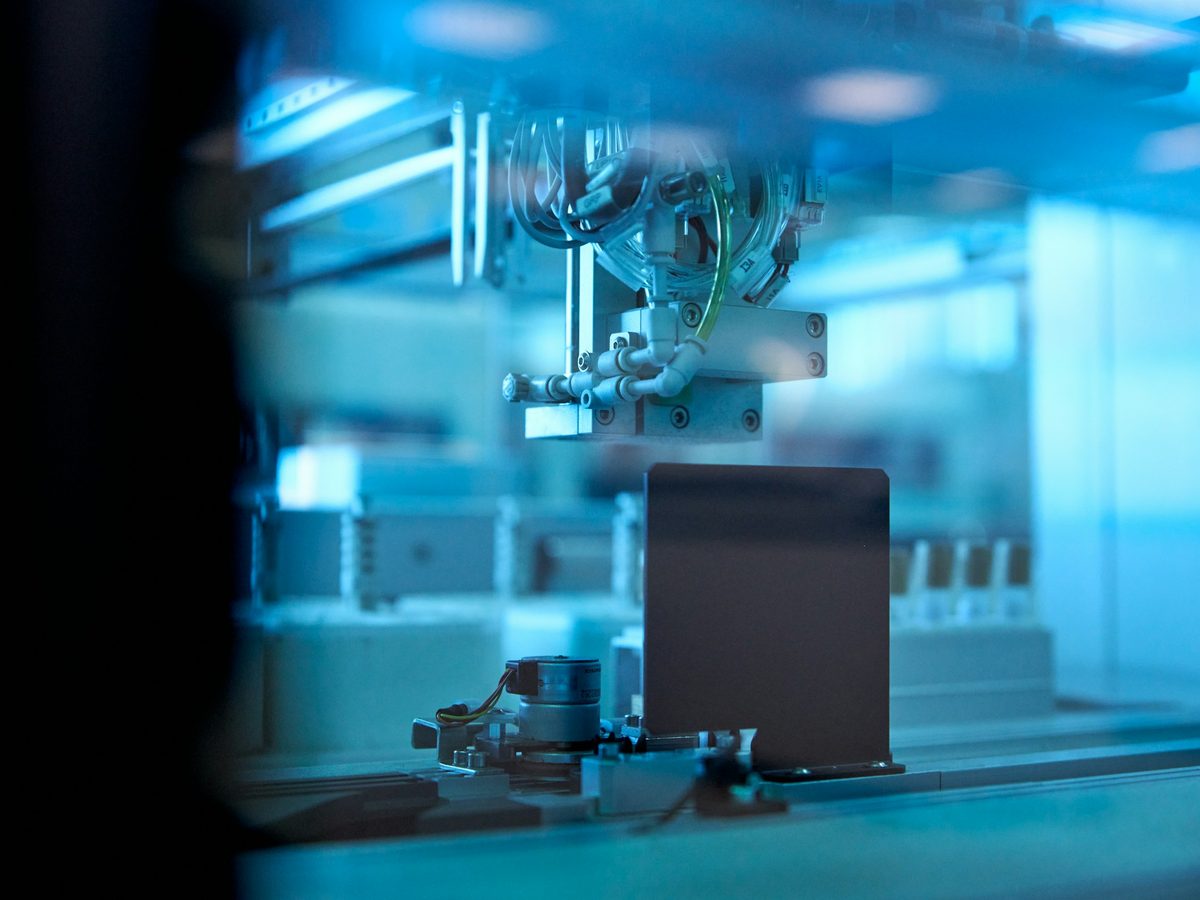 Pick and place head of an automated line under blue light