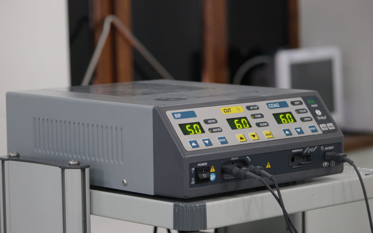 Electrosurgical generator (ESU) with bipolar and monopolar outputs and cut/coag controls